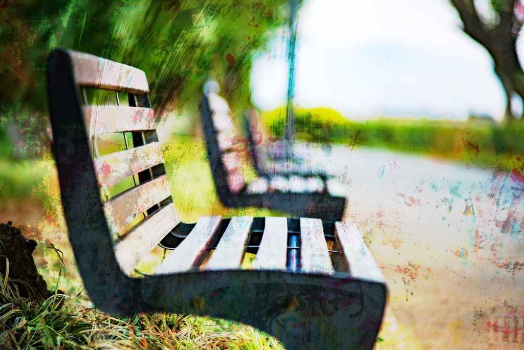 Bancs publics dans un parc