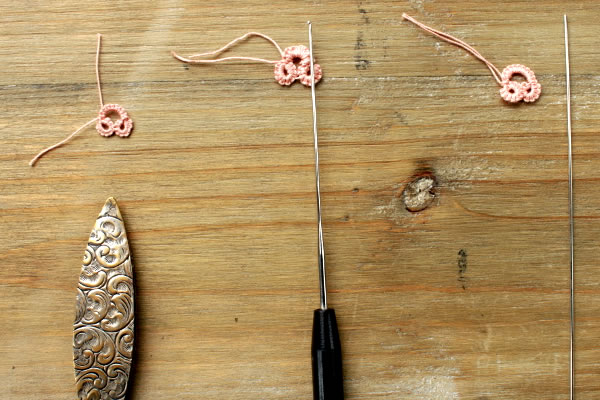 Navette, crochet et aiguille de frivolité