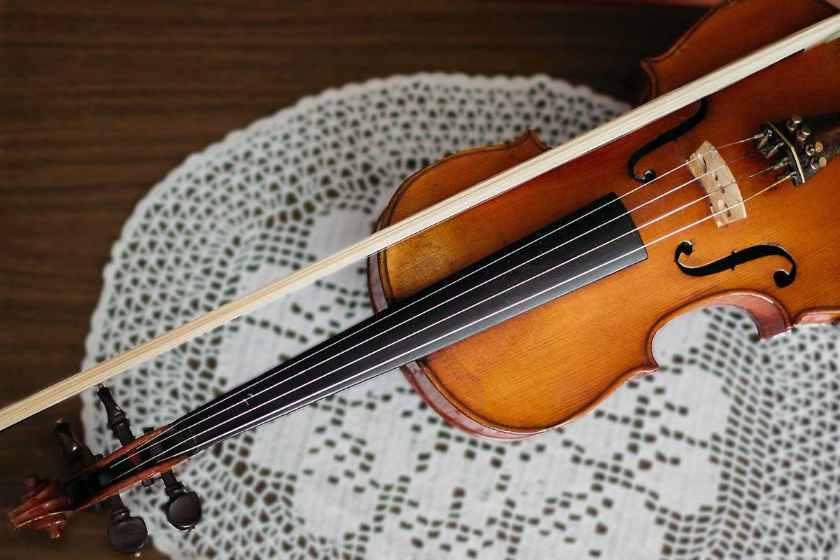 Un violon sur une table