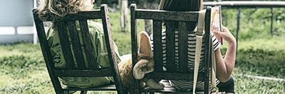 Deux enfants de dos dans une cour