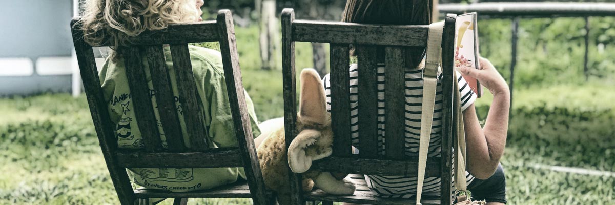 Deux enfants de dos dans une cour