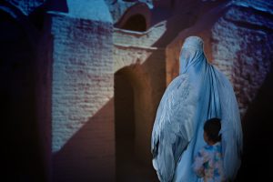 Photo composée d'une femme en burka avec ailes pliées