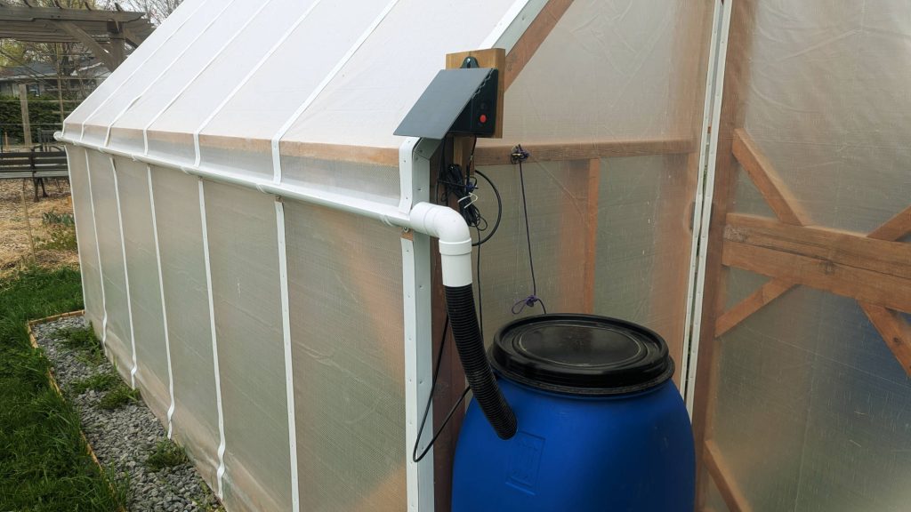 Détail du panneau solaire et de la gouttière amenant l’eau à un baril