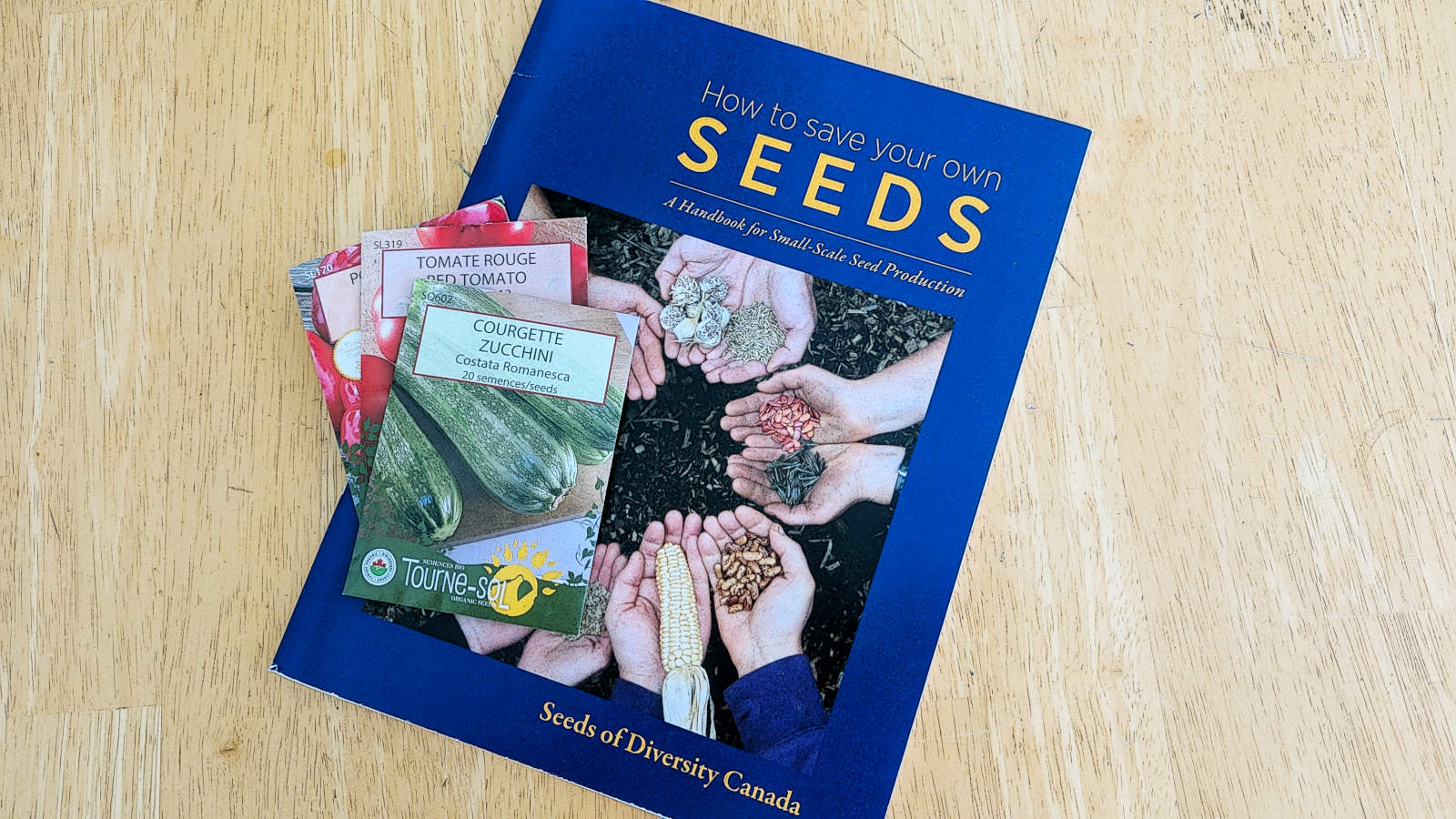 Livre sur la conservation des semences et quelques paquets de graines