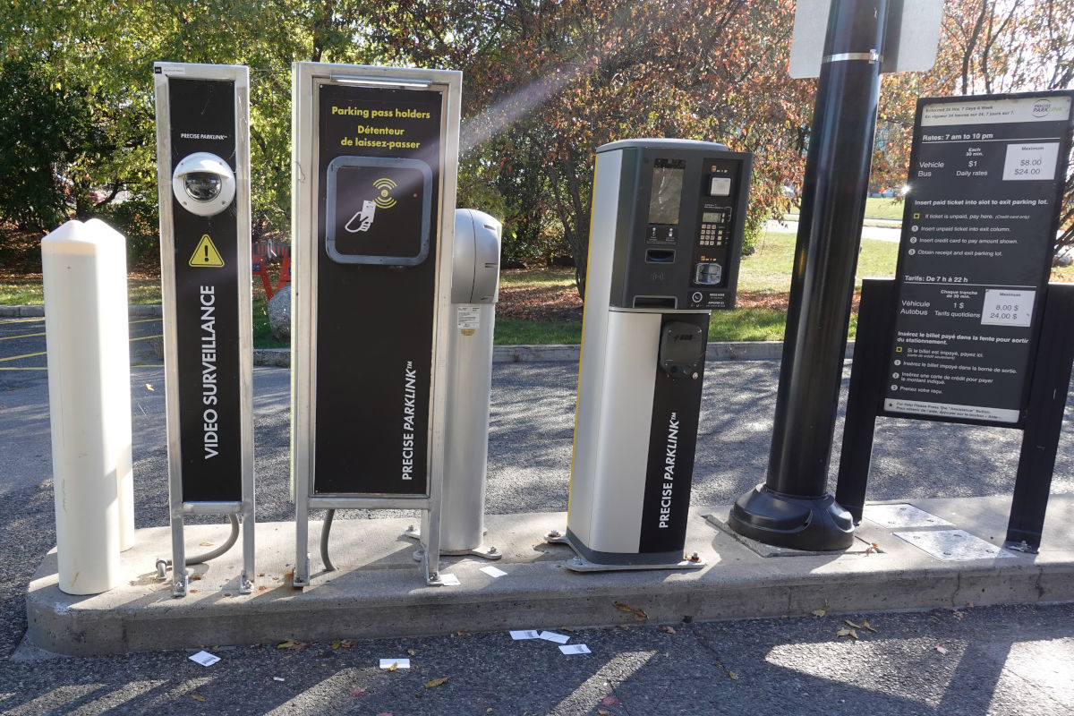 La sortie du parc Vincent-Massey